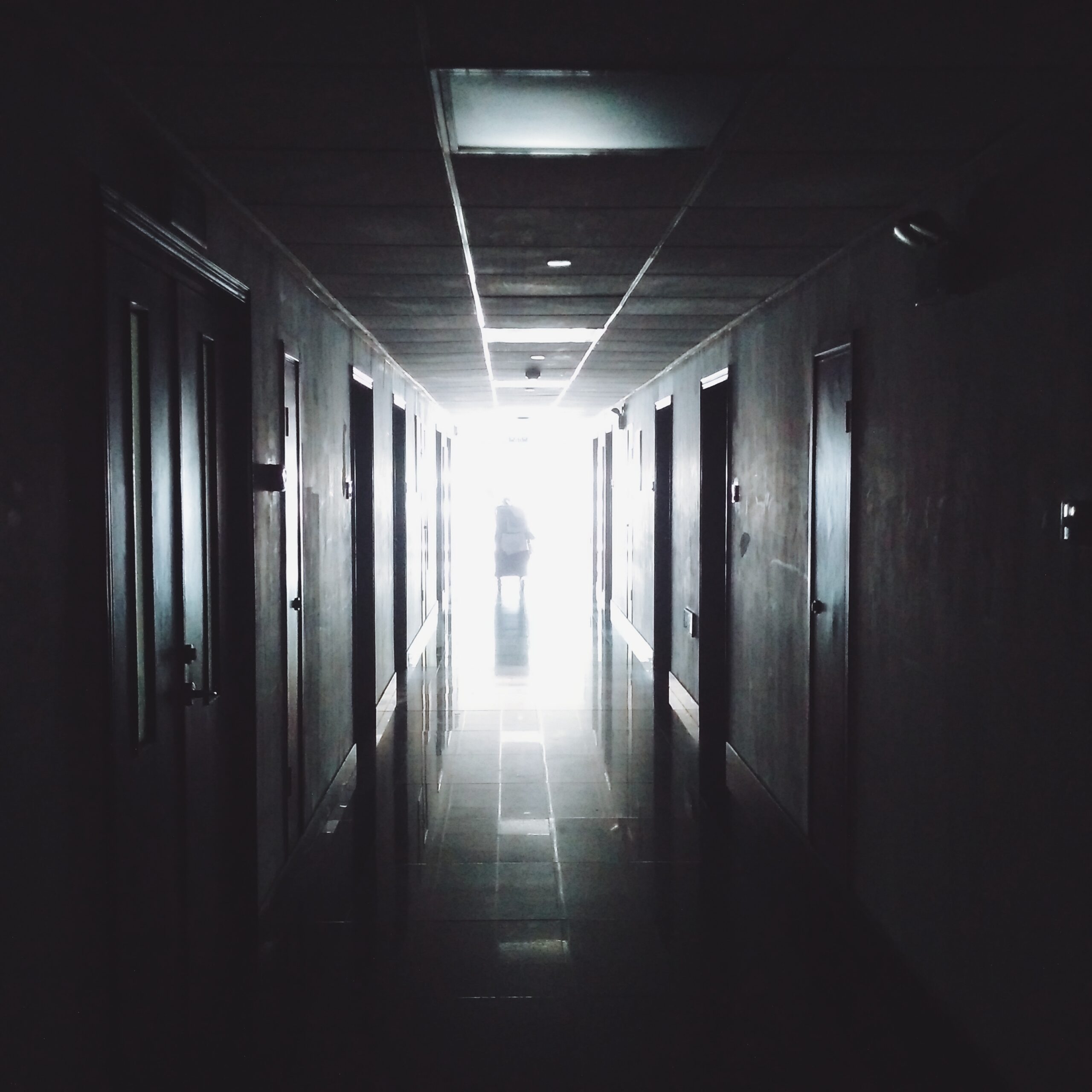 hallway 867226 scaled