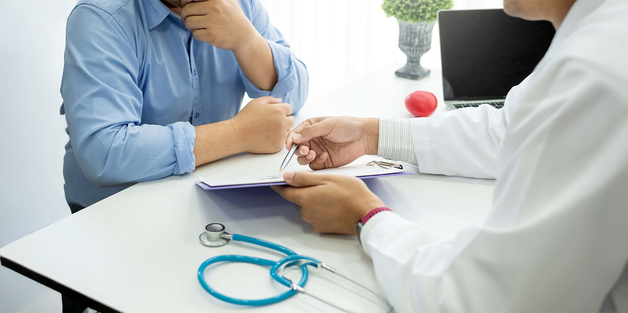 Doctor and patient discuss and discuss treatment of patient